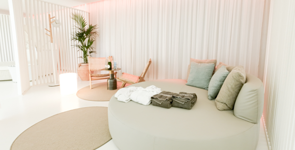 Relax Lounge mit Liegemuschel und Sitzmöglichkeiten